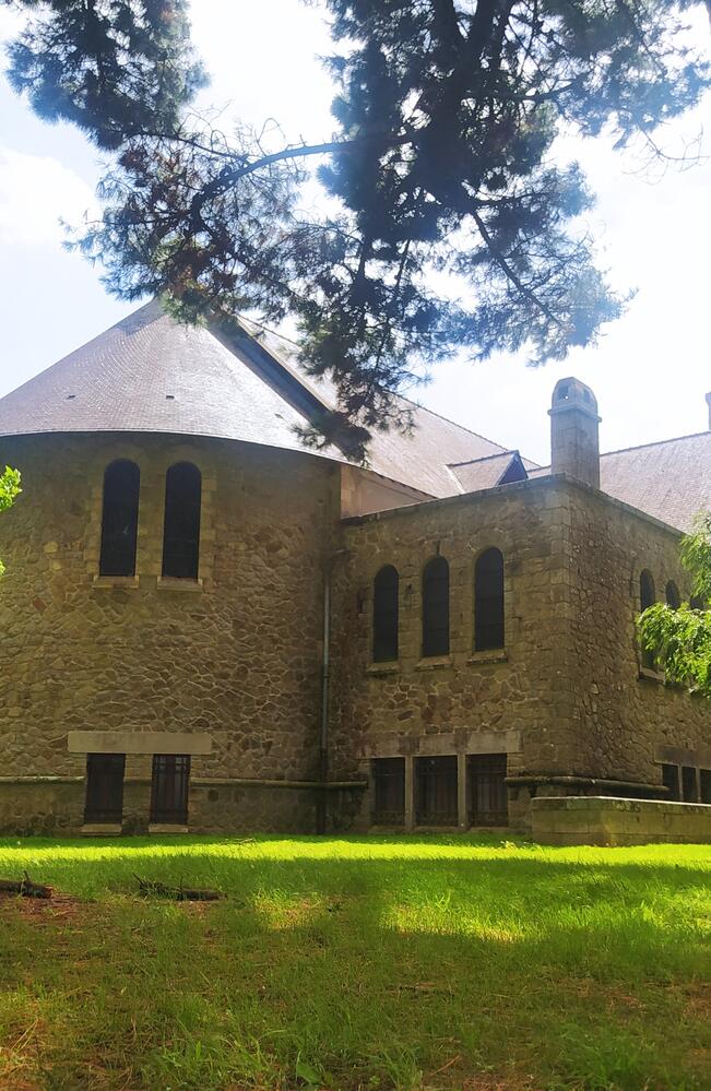 Façade de l'église Sainte-Thérèse à Lorient. 