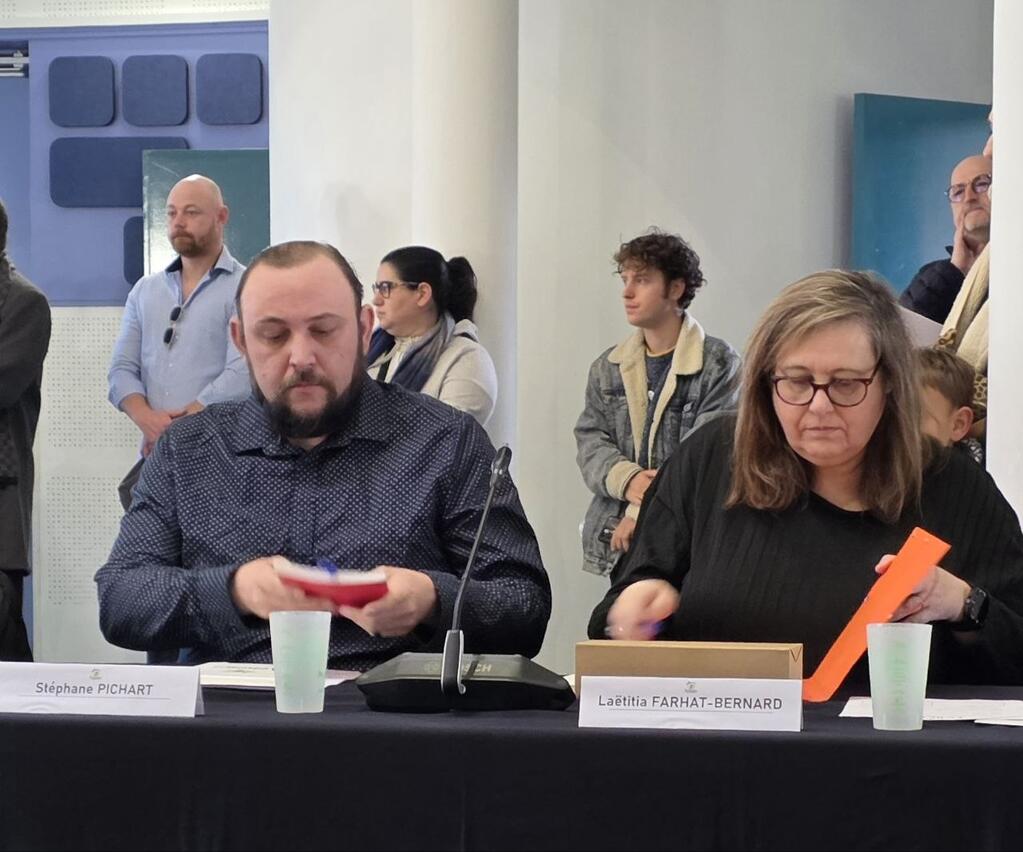Moi, St&eacute;phane &agrave; c&ocirc;t&eacute; de Laetitia, deux &eacute;lu&middot;es insoumis&middot;es au conseil municipal d'installation