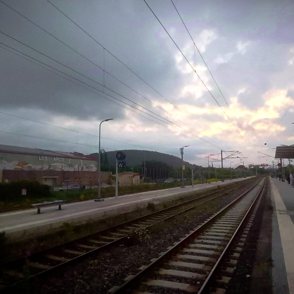 Vue des voies et des nuages t&ocirc;t le matin en gare des Arcs Draguignan