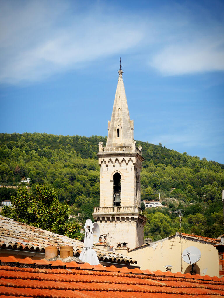 Le clocher de l'&Eacute;glise Saint Michel de Draguignan, dans le fond une vall&eacute;e du Verdon.